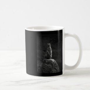 Meerkat auf einem Felsen Natur liebt Schwarz und W Kaffeetasse