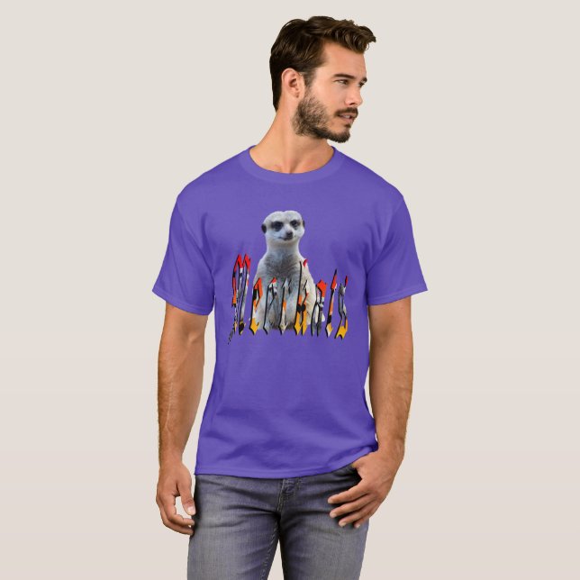 "Meerkats: Stehend stolz hinter dem Namen" T-Shirt (Vorne ganz)