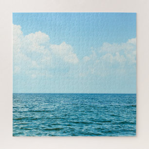Meerwasser, klarer blauer Himmel.