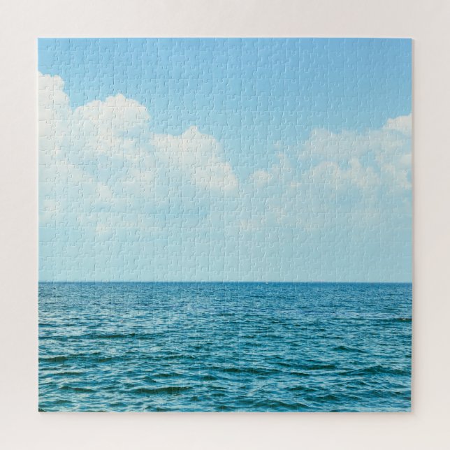Meerwasser, klarer blauer Himmel. (Vertikal)