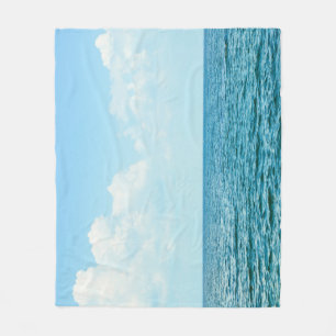 Meerwasser, klarer blauer Himmel. Fleecedecke