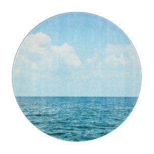 Meerwasser, klarer blauer Himmel. Schneidebrett