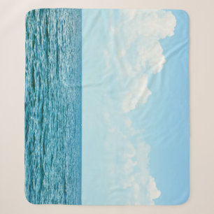 Meerwasser, klarer blauer Himmel. Sherpadecke
