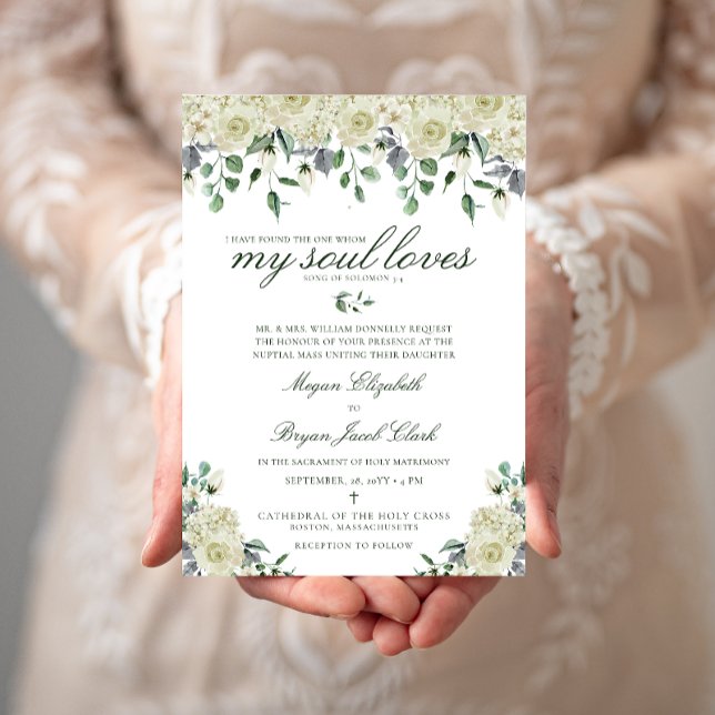 Megan White Blume & Greenery Katholische Hochzeit Einladung (Elegant, white floral Catholic wedding invitation with Bible verse)