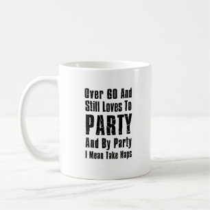 Mehr als 60 und immer noch Lieben zum Party Kaffee Kaffeetasse