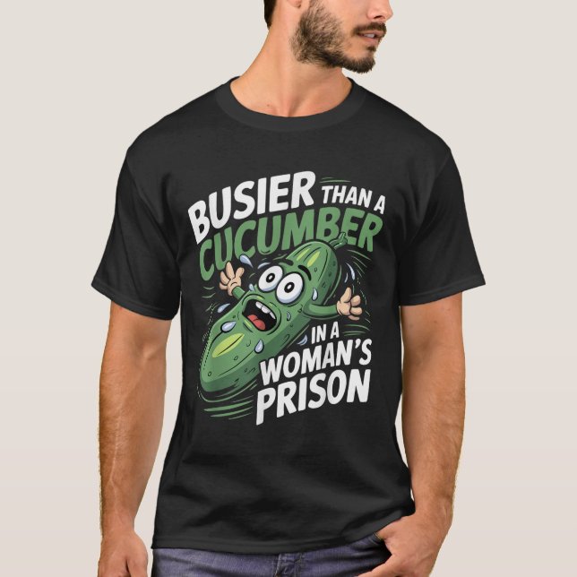 Mehr als eine Gurke in einem Frauengefängnis Funny T-Shirt (Vorderseite)