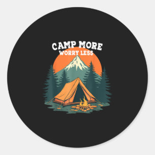 Mehr campen, weniger Sorgen Camping-Retro-Design  Runder Aufkleber