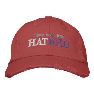Mehr Liebe, weniger HatRed Bestickte Baseballkappe