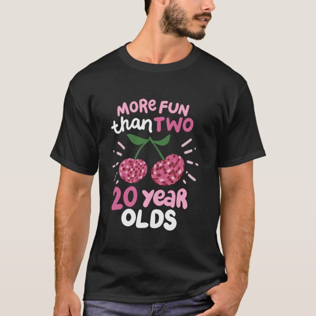 Mehr Spaß als zwei 20-jährige T-Shirt (Vorderseite)