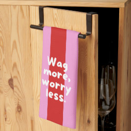 'Mehr wedeln, weniger sorgen.' Rot und Pink modern Geschirrtuch