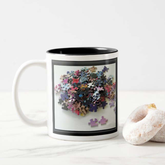 Mehrere Puzzleteile, farbenfrohe Puzzleteile Zweifarbige Tasse (Mit Donut)