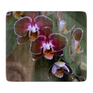 Mehrere Zweige Lila orchid-Blüten Schneidebrett
