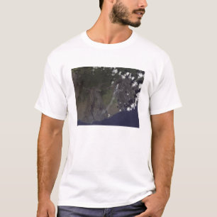 Mehrfacher Federschlag in Richtung zum T-Shirt
