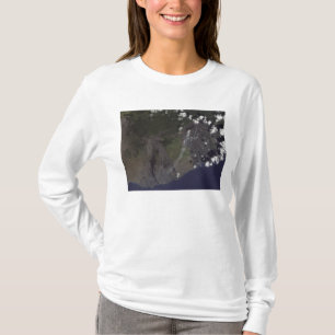 Mehrfacher Federschlag in Richtung zum T-Shirt