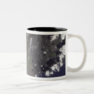 Mehrfacher Federschlag in Richtung zum Zweifarbige Tasse