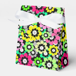 Mehrfarbige ausgeschnittene Papierblumen auf schwa Geschenkschachtel