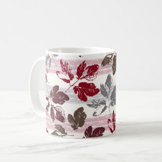 Mehrfarbige Blätter auf einem gestreiften Hintergr Kaffeetasse