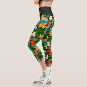 Mehrfarbige Blumen und Palmwedel auf Schwarz Capri Leggings