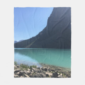 MEHRFARBIGE KANOE, DIE IM DOCK AM SEE FESTGELEGT S FLEECEDECKE
