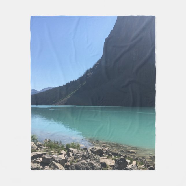 MEHRFARBIGE KANOE, DIE IM DOCK AM SEE FESTGELEGT S FLEECEDECKE (Vorderseite)