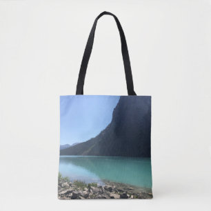 MEHRFARBIGE KANOE, DIE IM DOCK AM SEE FESTGELEGT S TASCHE
