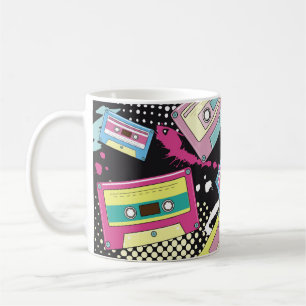 Mehrfarbige Kassetten auf einer schwarzen Hintergr Kaffeetasse