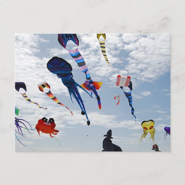 Mehrfarbige Kites Zeichnen des Himmels Postkarte (Vorderseite)