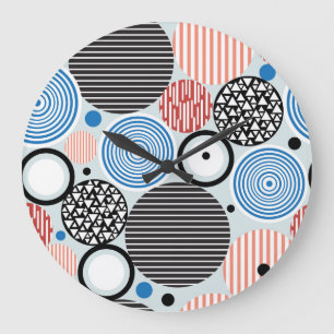 Mehrfarbige Kreise, grafisches Musterdesign. Große Wanduhr