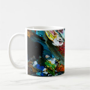 mehrfarbige Ölfarbstriche auf der Palette des Küns Kaffeetasse