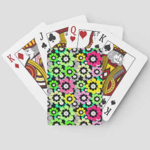 Mehrfarbige Papierschnittblumen auf schwarzem Hint Spielkarten
