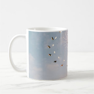 Mehrfarbige Parkfahrt unter weißer Wolke Kaffeetasse