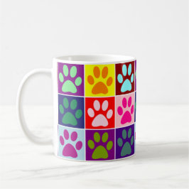 Mehrfarbige Paws auf mehrfarbigen Plätzen Kaffeetasse