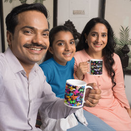 Mehrfarbige Schmetterlinge auf schwarzem Hintergru Kaffeetasse