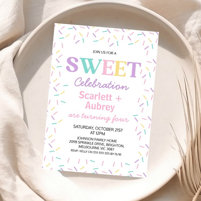 mehrfarbige Twins Sweet Celebration Birthday Einladung (Twin Girls Sprinkle Sweet Celebration Birthday Invitation, 
Sprinkles Themed Birthday Party Invite)