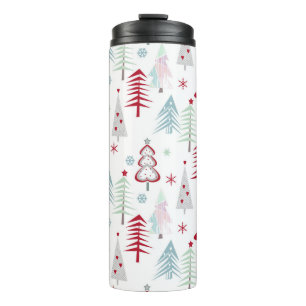 mehrfarbige Weihnachtsbäume auf einem weißen Thermosbecher