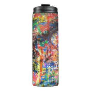 mehrfarbiges Graffiti an der Betonwand Thermosbecher