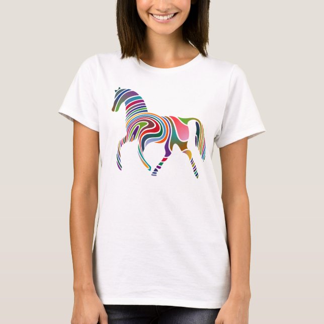 Mehrfarbiges Pferd auf dem T - Shirt der Frau (Vorderseite)