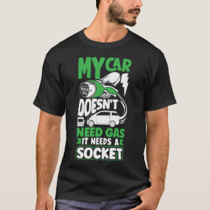Mein Auto benötigt einen Elektrofahrzeug mit Socke T-Shirt