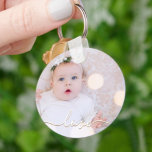 Mein Baby Foto Custom Schlüsselanhänger<br><div class="desc">Ihr Baby ist Foto auf einem Schlüsselanhänger! Laden Sie Ihr eigenes Bild hoch,  um Ihren Schlüsselanhänger für sich selbst zu kreieren oder als Geschenk an Familie,  Freunde,  Eltern und Großeltern! Das Wort Liebe in einem Karo Skript wird über Ihrem Foto angezeigt.</div>