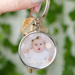 Mein Baby Foto Custom Schlüsselanhänger<br><div class="desc">Ihr Lieblings-Baby-Foto auf einem Schlüsselanhänger! Laden Sie Ihr eigenes Bild hoch, um Ihren Schlüsselanhänger für sich selbst zu kreieren oder als Geschenk an Familie, Freunde, Eltern und Großeltern! Das Wort Liebe in einem Karo Skript wird über Ihrem Foto angezeigt.</div>