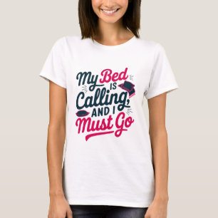 Mein Bett ruft Funny und Sarcaso an T-Shirt