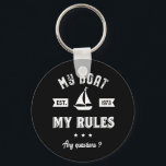 Mein Boot meine Regeln lustiges Segeln und Angeln Schlüsselanhänger<br><div class="desc">Das Design ist lustig und humorvoll für diejenigen, die Liebe haben, auf einem Boot, Yacht oder Schiff zu segeln, gut auf der Seefahrt und Gefühl den Wind. Coole Vintage und Retro-Ware für Segler, Schiffskapitän oder Bootsführer. Ideal für Sportfreunde. Tragen Sie sich auf Ihrem nächsten Segelurlaub und Urlaub. Großes Weihnachtsgeschenk und...</div>