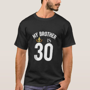 Mein Bruder ist 30 30. 30 Jahre alter Cousin, der T-Shirt