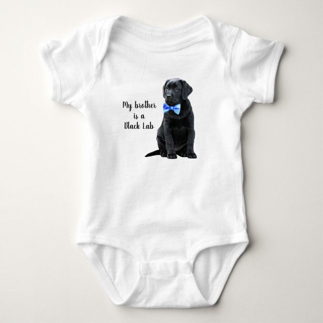 Mein Bruder ist Black Lab - Black Labrador Retriev Baby Strampler (Vorderseite)