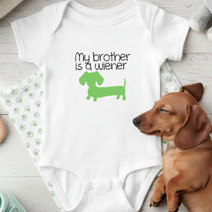 Mein Bruder ist eine Dackel Outfit Baby Ankündigun Strampler