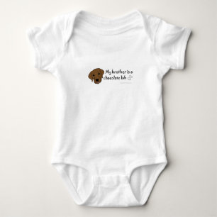 Mein Bruder ist Schokolade-Labrador Baby Strampler