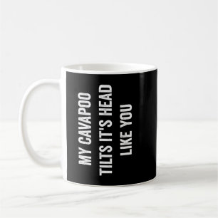 Mein Cavapoo neigt seinen Kopf wie du Kaffeetasse