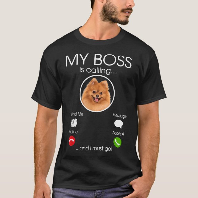 Mein Chef ruft lustige Spitz-Rasse Hunde-Liebe T-Shirt (Vorderseite)