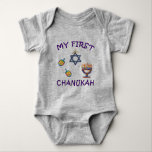 Mein erster Chanukah Baby Strampler<br><div class="desc">Feiern Sie die erste Chanukah des Babys mit personalisierten Hanukkah menorah,  dreidels und jüdischen Star mit bezauberndem "My First Chanukah".</div>