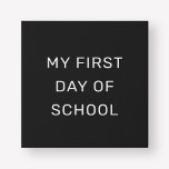 Mein erster Schultag in Schwarz und Weiß Künstlicher Leinwanddruck<br><div class="desc">Dieses einfache und stilvolle "Mein erster Schultag"-Schild mit einem massiven schwarz gedruckten Hintergrund und weißem ALL CAPS-Sans Serifenschrift. Text und Design können völlig personalisiert sein.</div>